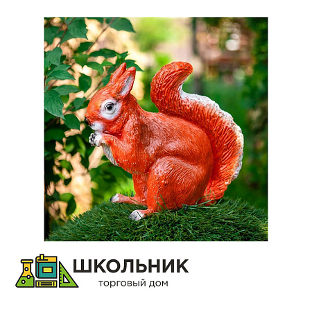 Чучело белки с шишкой
